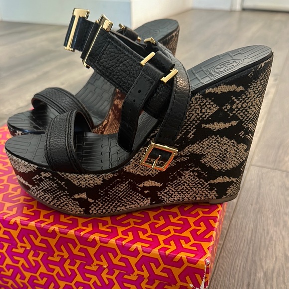 Black platform sandal- like brand new - Picture 2 of 5